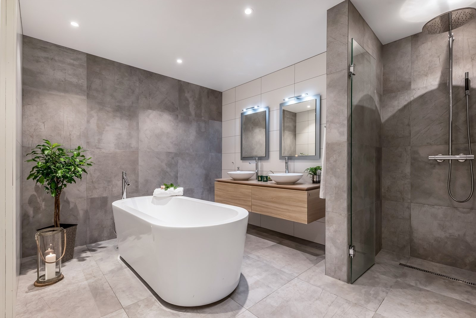 Badet oppleves svært delikat og gir en følelse av velvære, med blant annet en stor dusjnisje med glassdører og regnfallsdusj. Galleribilde