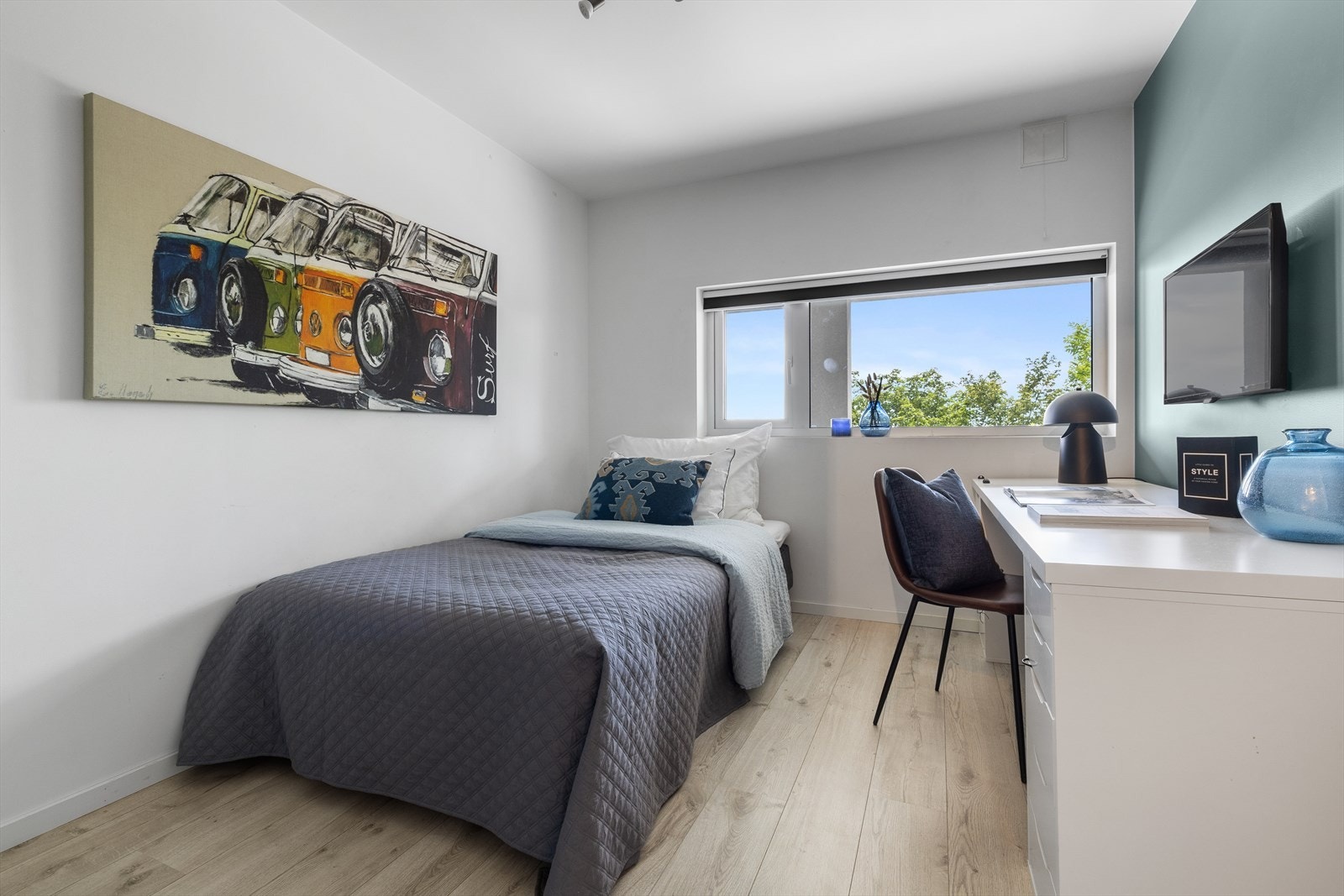 Samtlige soverom i underetasjen har laminat på gulv og ellers behagelige farger. Galleribilde