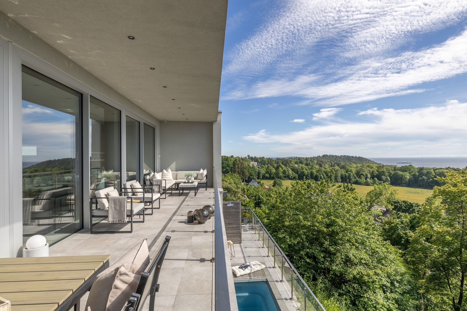 Det er god plass for både spisegruppe og loungeområde. Galleribilde