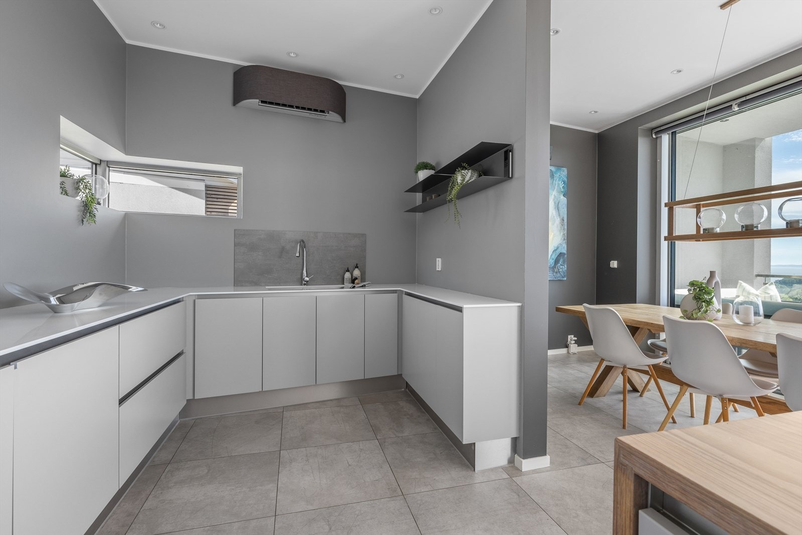 Videre har kjøkkenet integrerte hvitevarer fra Miele. Galleribilde