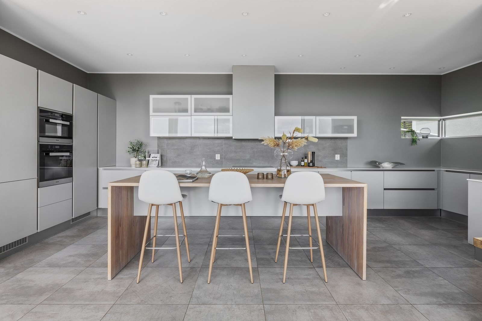 En flott kjøkkenøy med heltre benkeplate deler av spisestuen og kjøkkenet. Galleribilde