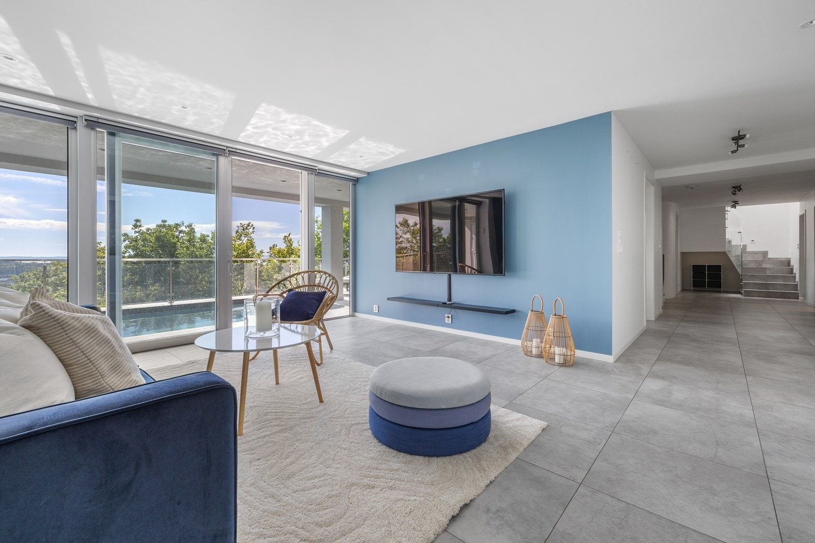 Underetasjen har en innholdsrik og samtidig luftig planløsning. Galleribilde