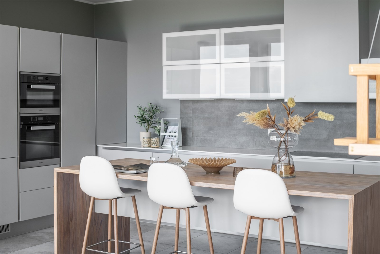 I kjøkkenøya har man sitteplasser, skuffer og arbeidsflate. Galleribilde