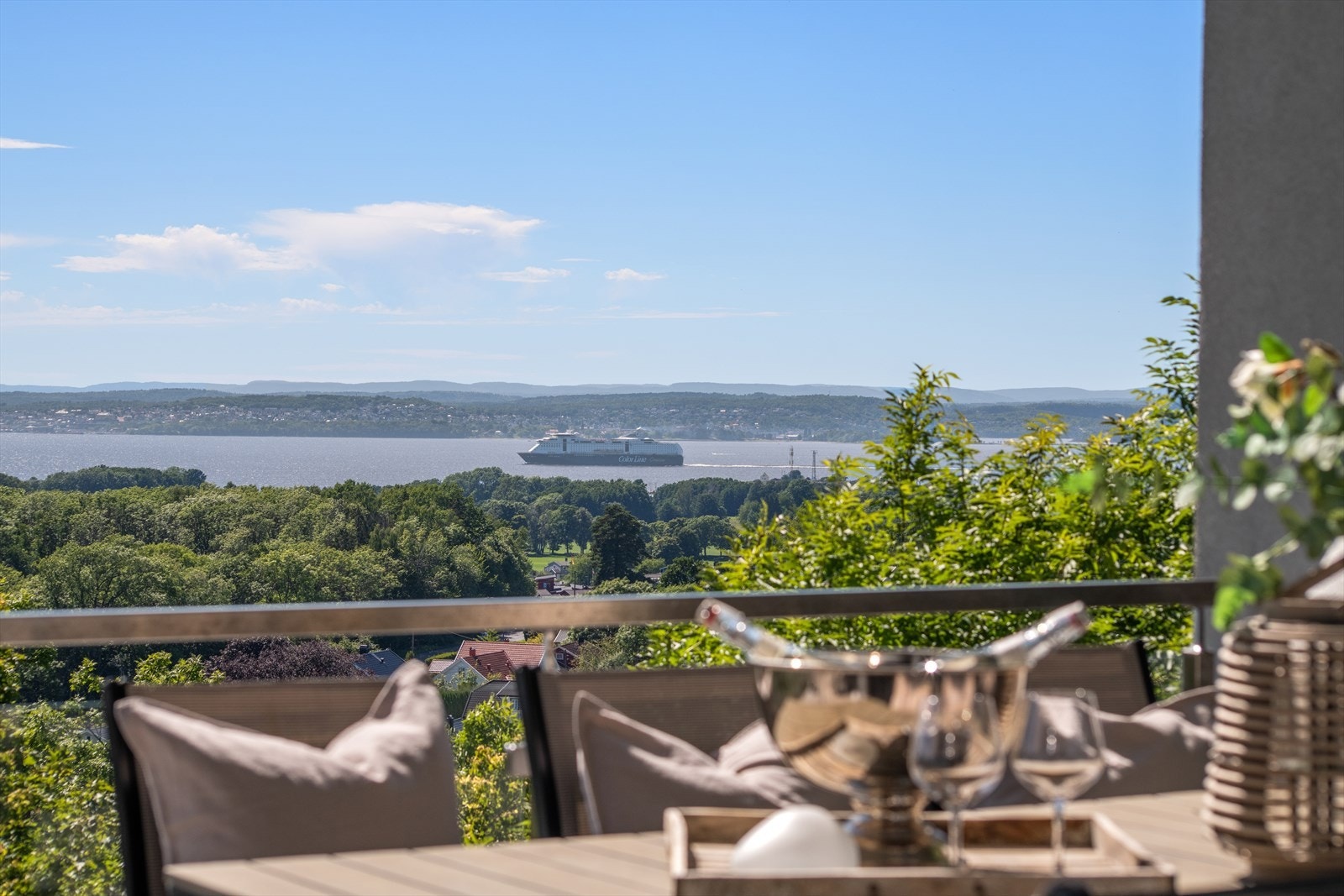 Jeløya har en av landets rikeste flora med naturreservater, landskapsvernområder og herregårdslandskap - og kort vei til fjorden! Galleribilde