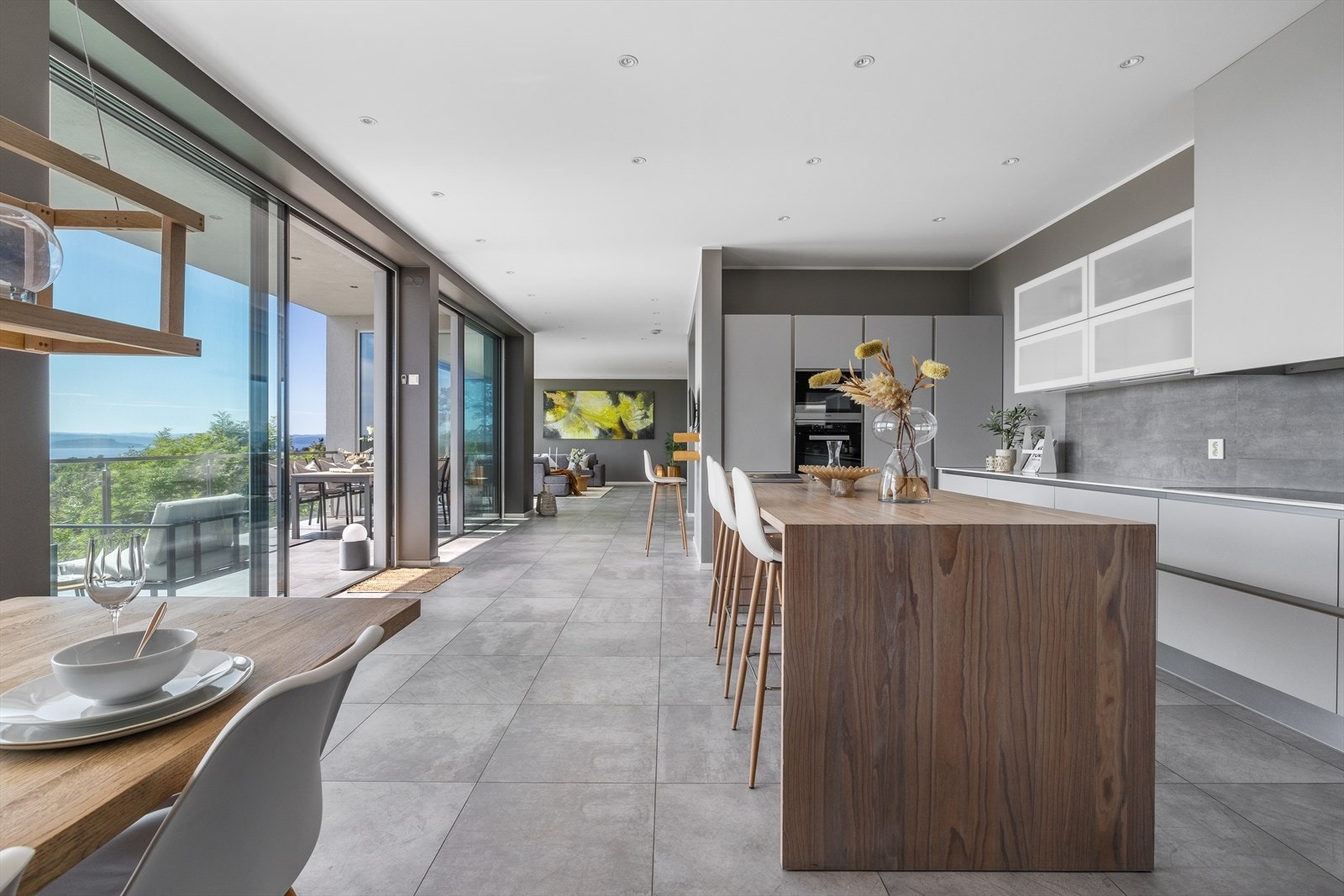 Den åpne planløsningen gir en fin romflyt og mulighet for både avslapning og underholdning. Galleribilde