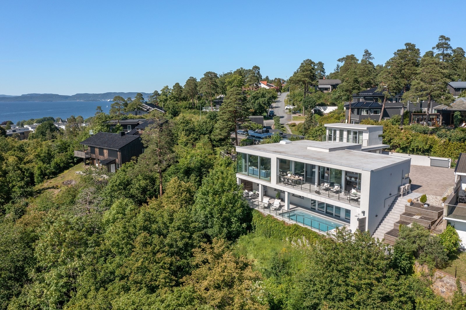 Eiendommen ligger litt utenfor bykjernen og er ideelt for familier og de som vil bo i et fredelig område, men fortsatt ønsker nærhet til byens fasiliteter. Galleribilde