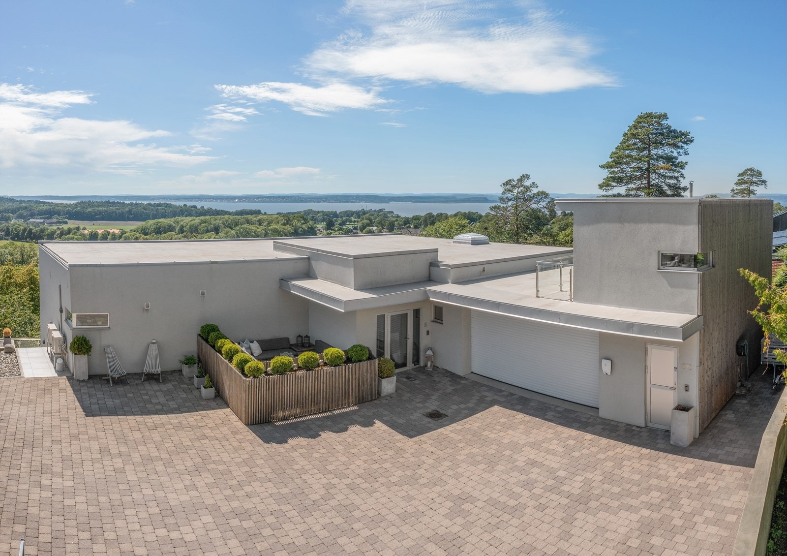 En eksklusiv prakteiendom med saltvannsbasseng og nydelig utsikt mot fjord, naturområder og grønne sletter. Galleribilde