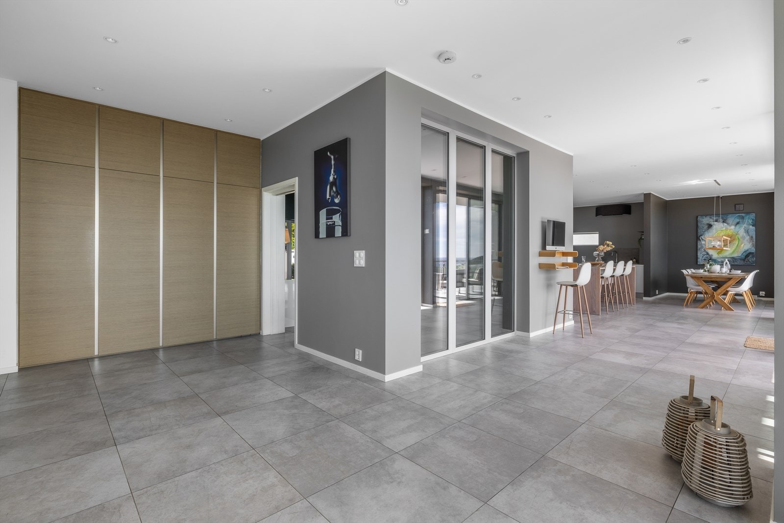 En stor tiltalende stue som naturlig deles i flere soner utgjør en betydelig del av etasjen. Galleribilde