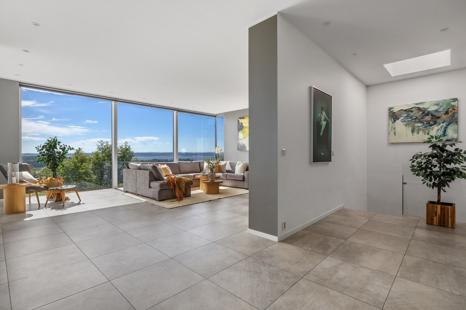 1.etasje er spesielt luftig med takhøyder fra 2,9 til 3,5 meter. I nordvestfløyen fører en flislagt trapp videre ned til underetasjen. Galleribilde