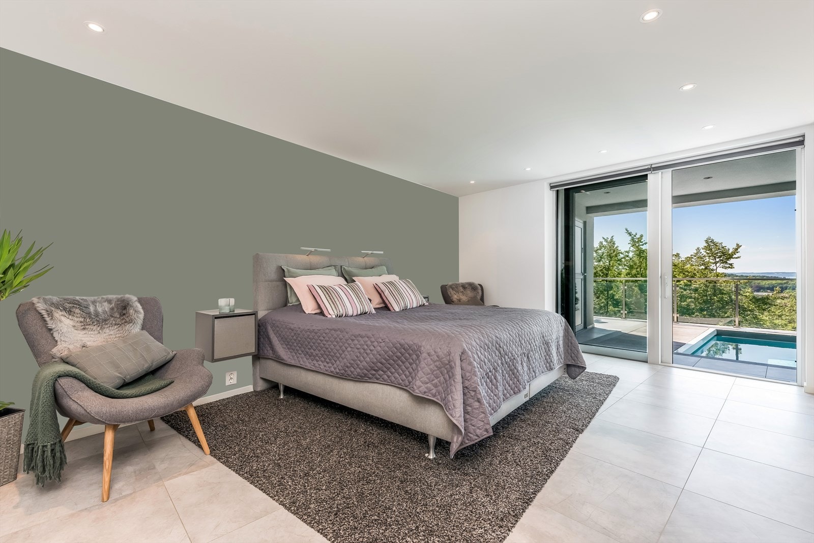 Også fra hovedsoverommet er det stor skyvedør til uteområdet. Galleribilde