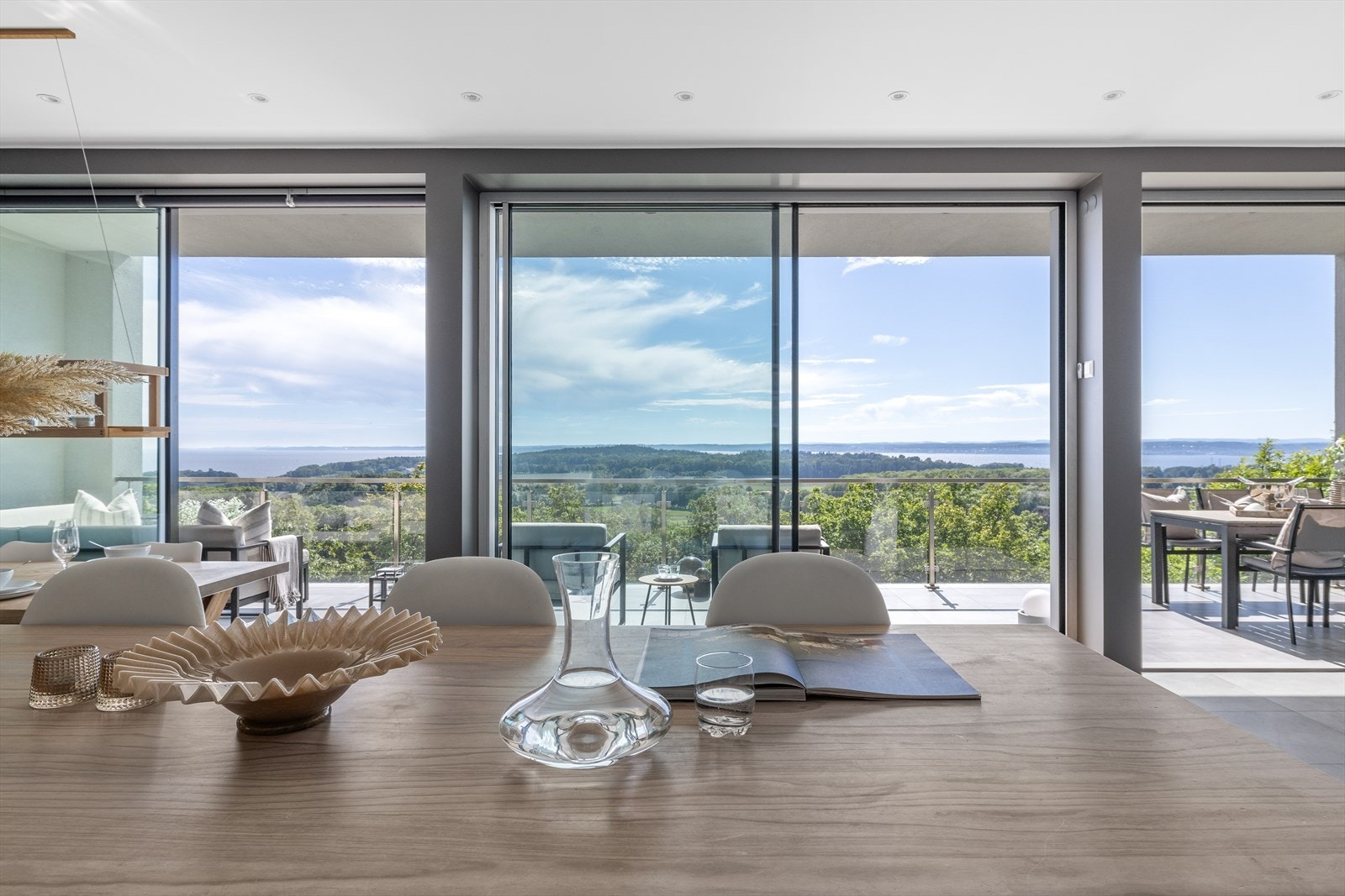 Nydelig utsyn utover fjord og åkerlandskap. Galleribilde