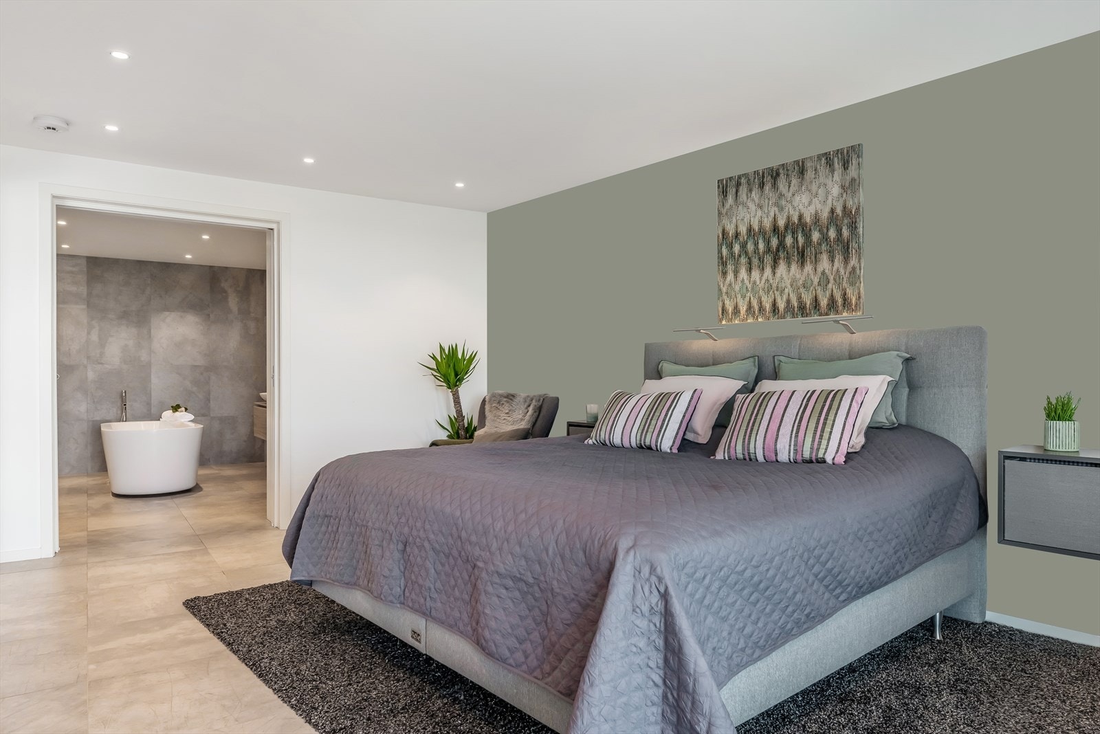 Hovedsoverom har eksklusiv tilgang til bad og videre til omkledningsrom. Galleribilde