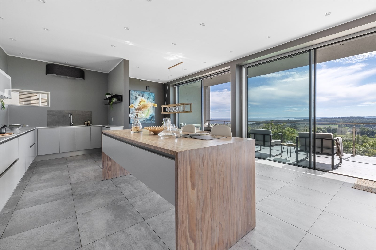 Den åpne løsningen gir et sosialt miljø for vertskap og gjester. Galleribilde