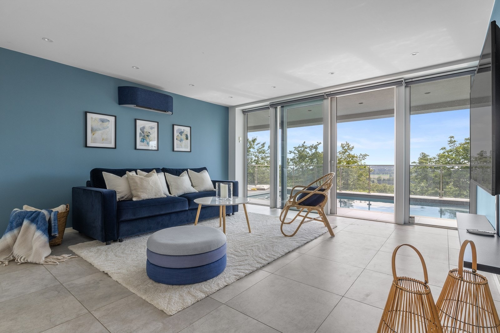 Her er det en lys, romslig stue med utgang til veranda med basseng. Galleribilde