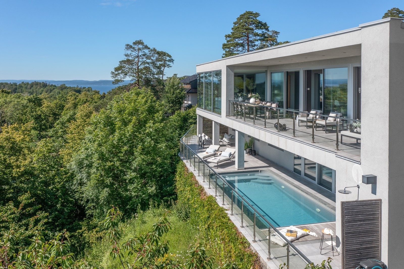 Saltvannsbassenget er med på å skape det lille ekstra, og det er alt i alt god boltreplass på tomten - både for stor og liten. Galleribilde