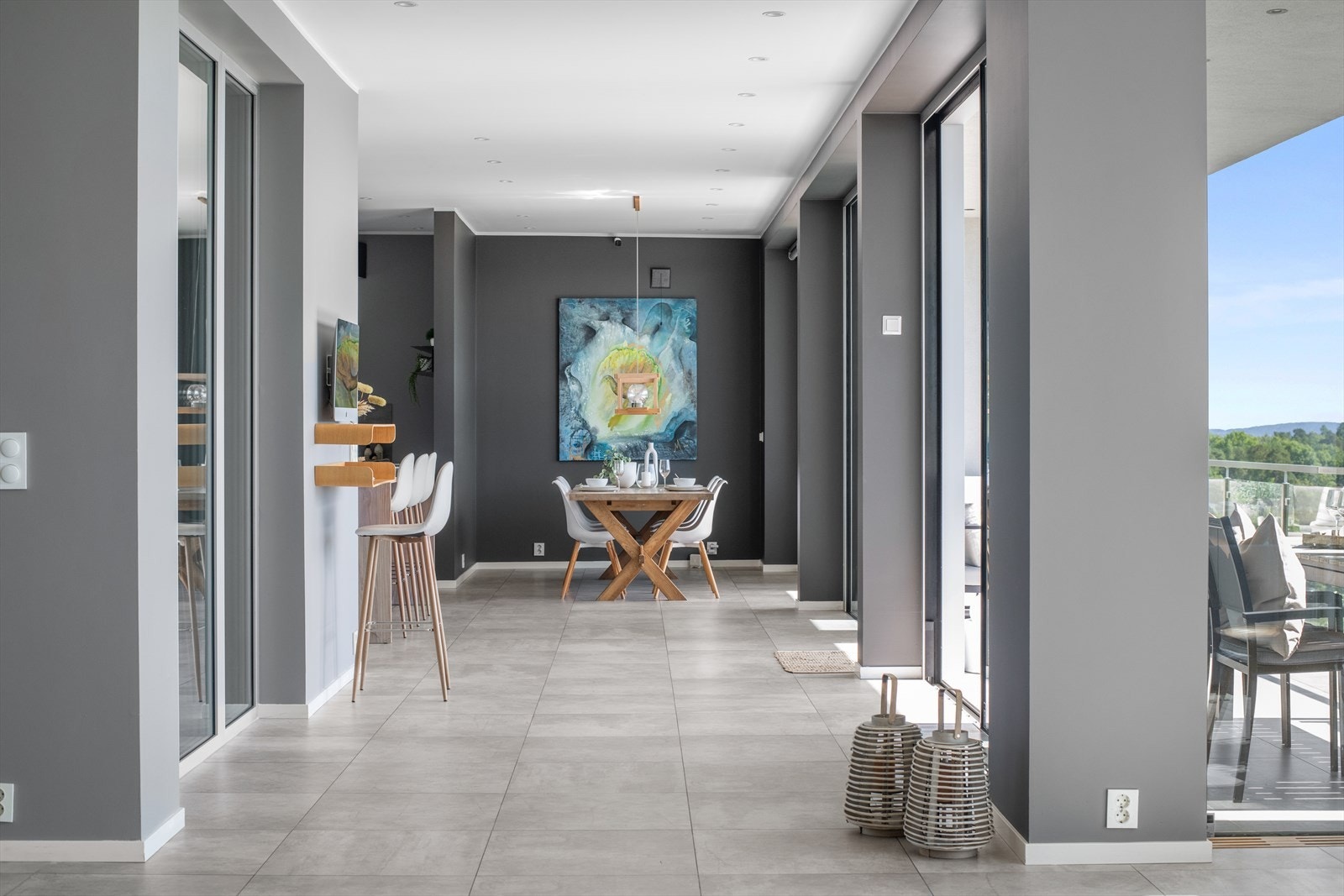 Boligen har smarte løsninger og overflater med stilfulle materialer. Galleribilde