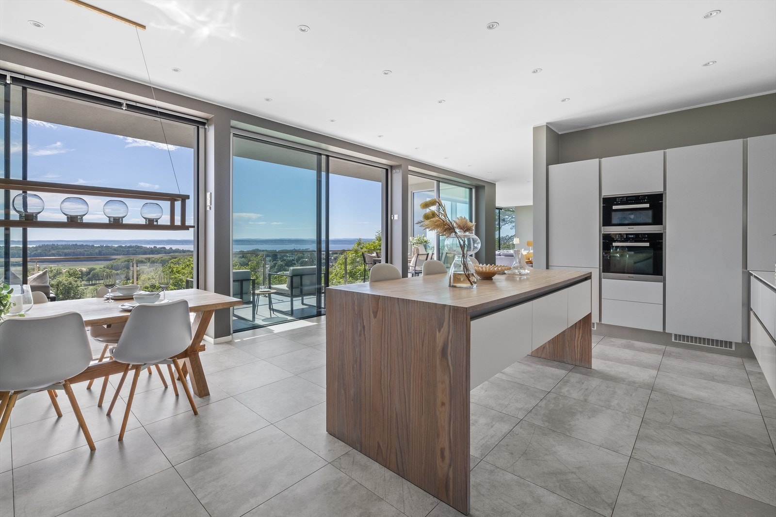 Det meldes om meget gode arbeidsforhold på kjøkkenet. Galleribilde