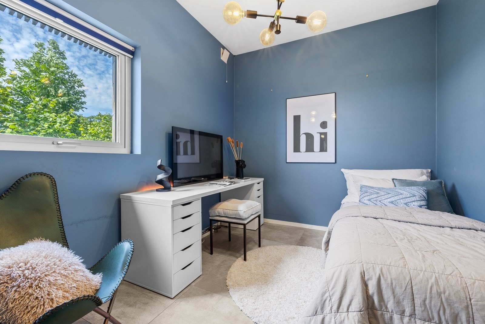 Et av fem soverom ligger i 1.etasje, og er praktisk tilknyttet badet. Galleribilde