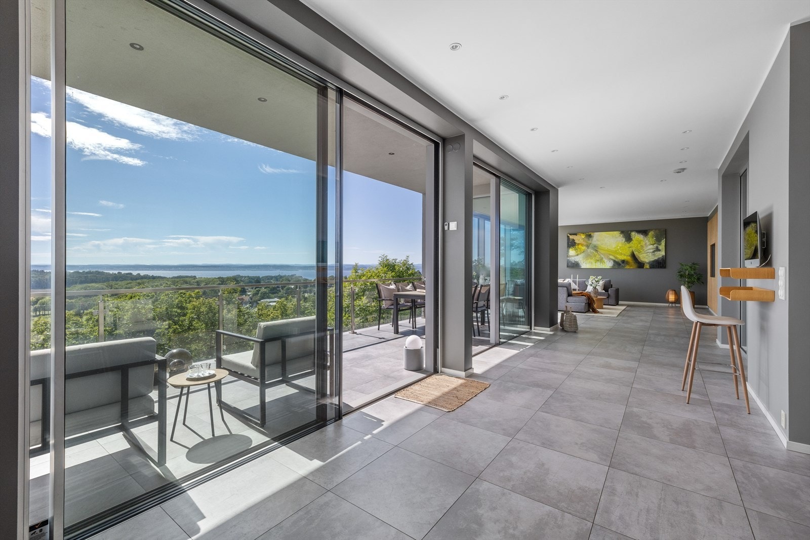 Herfra er det utgang til høytliggende veranda. Galleribilde