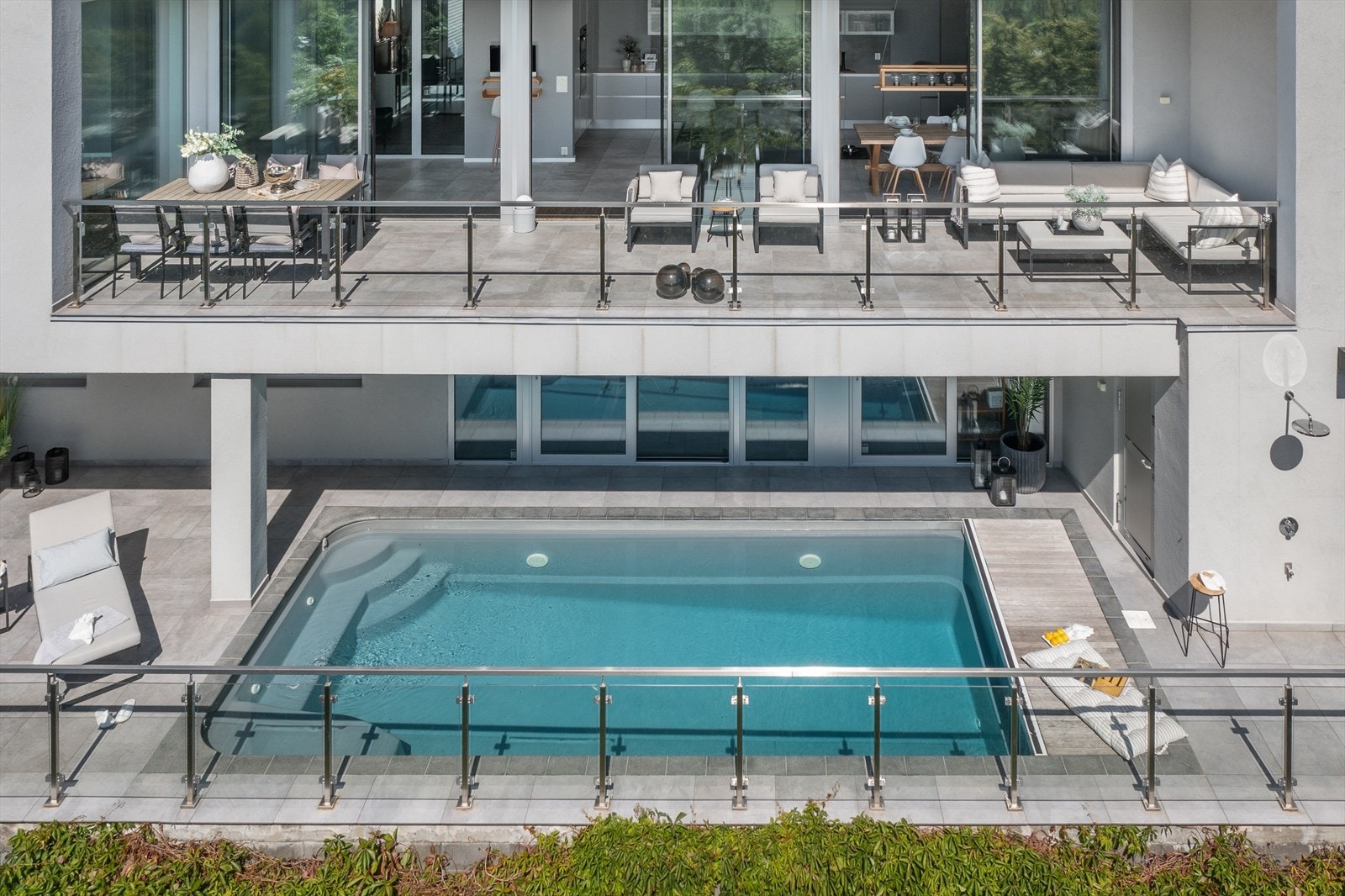 Usjenert bassengområde med saltvannsbasseng. Galleribilde