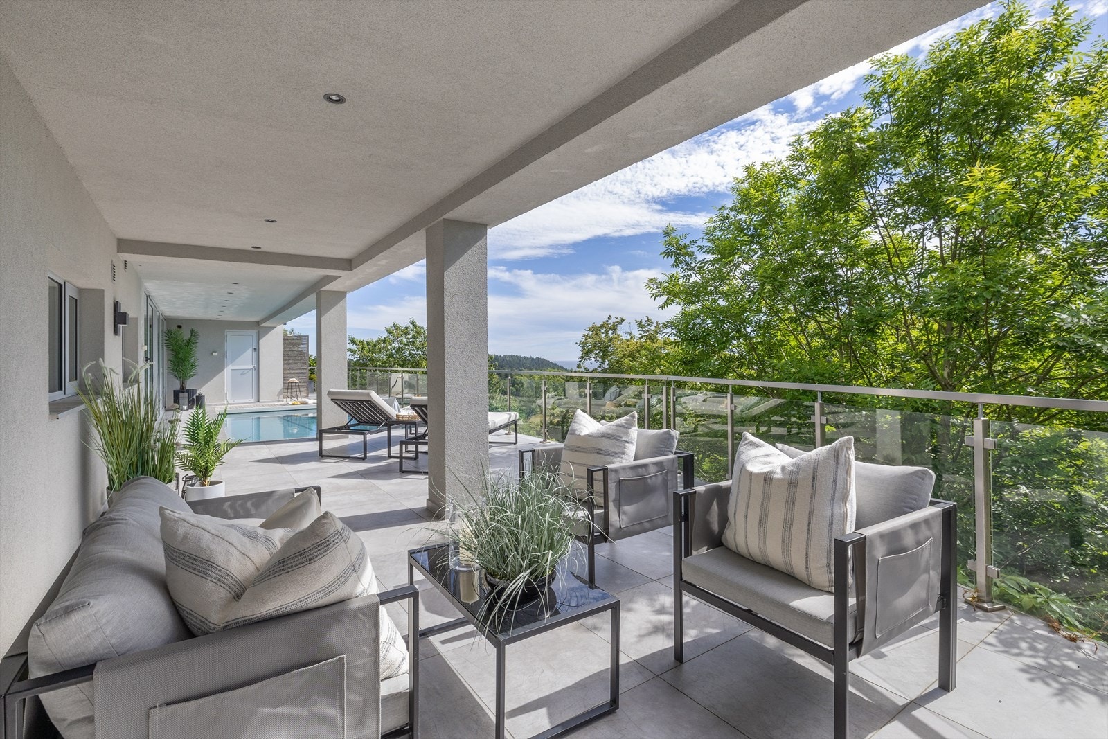 Et overbygd loungeområde passer utmerket for en pause fra sol og vann. Galleribilde