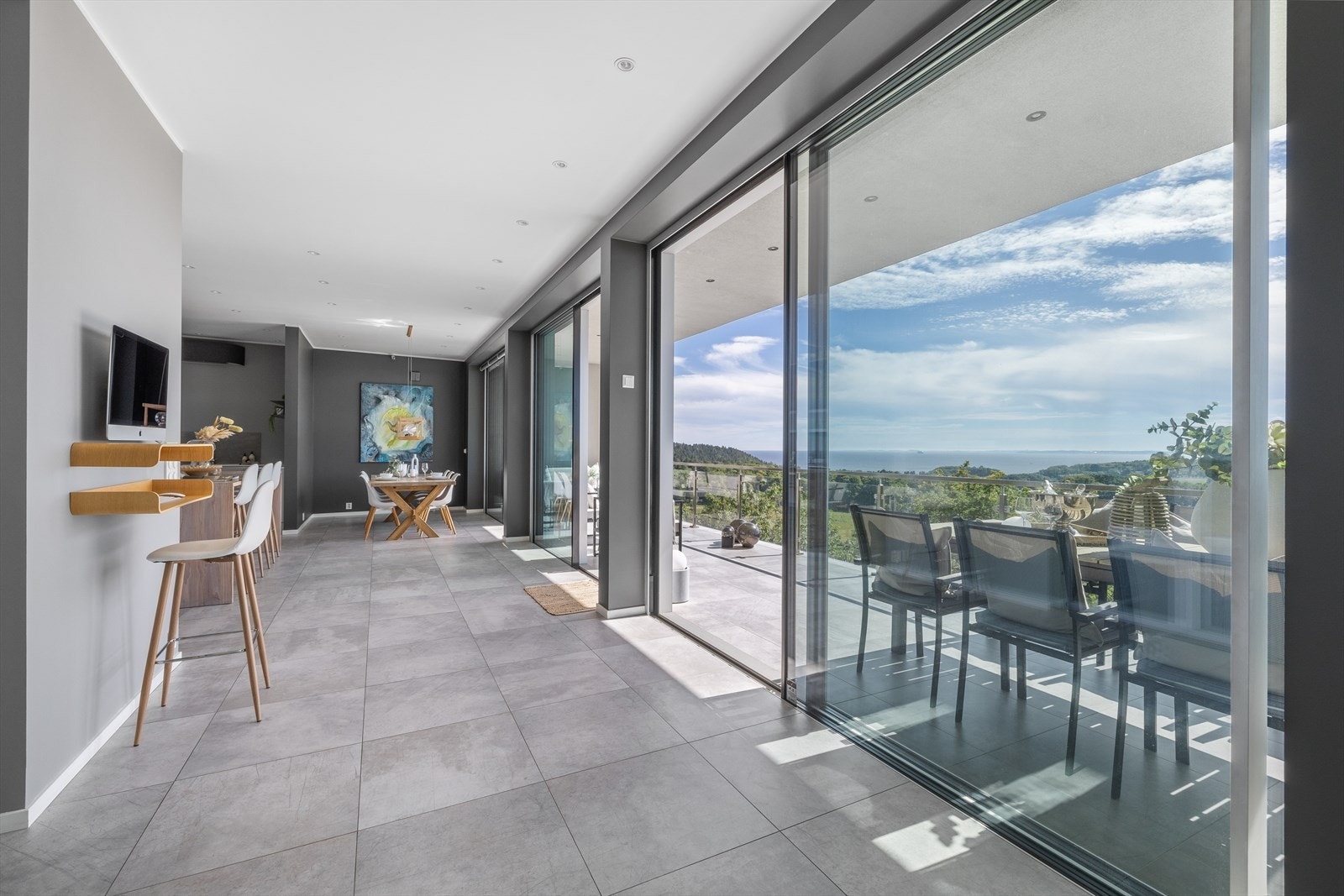 Store vindusflater fra gulv til tak er spesielt utpreget i stuene. Galleribilde