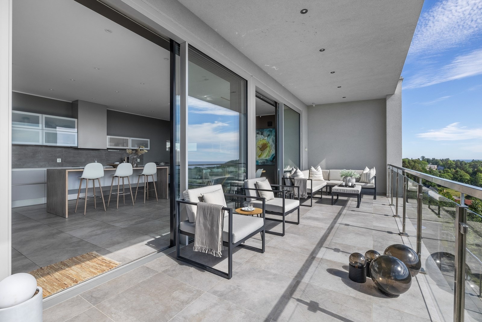 Utsikt og landskap spiller hovedrollen her og skyvedørene i glass bidrar til en sømløs overgang mellom ute og inne. Galleribilde