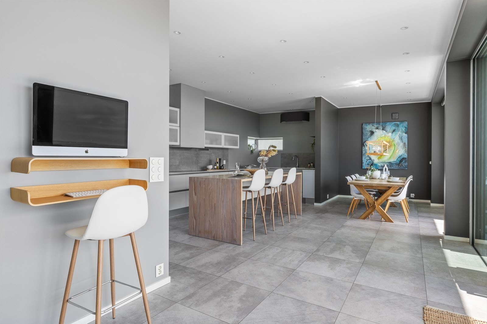 Kjøkkenet er elegant kombinert med spisestuen i åpen løsning. Galleribilde