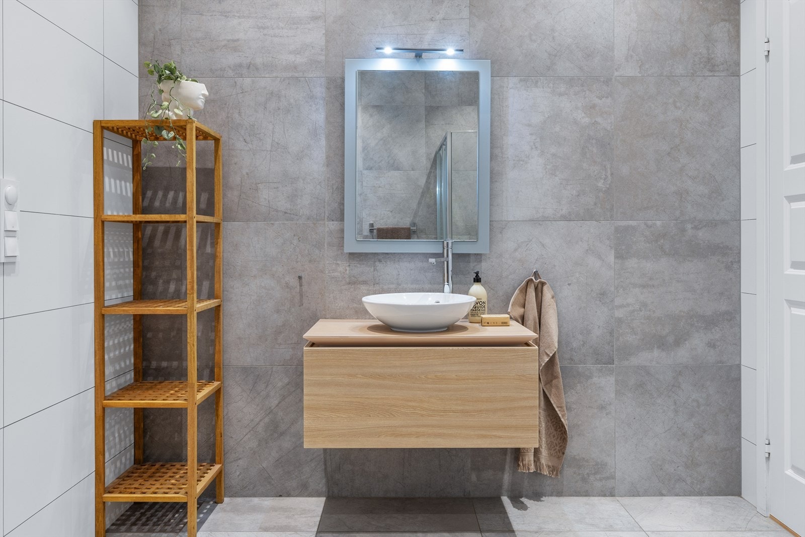 Innredningen har en fin enkel skuffeseksjon med bolleservant og speil med lysarmatur. Rommet har gulvvarme og downlights. Galleribilde