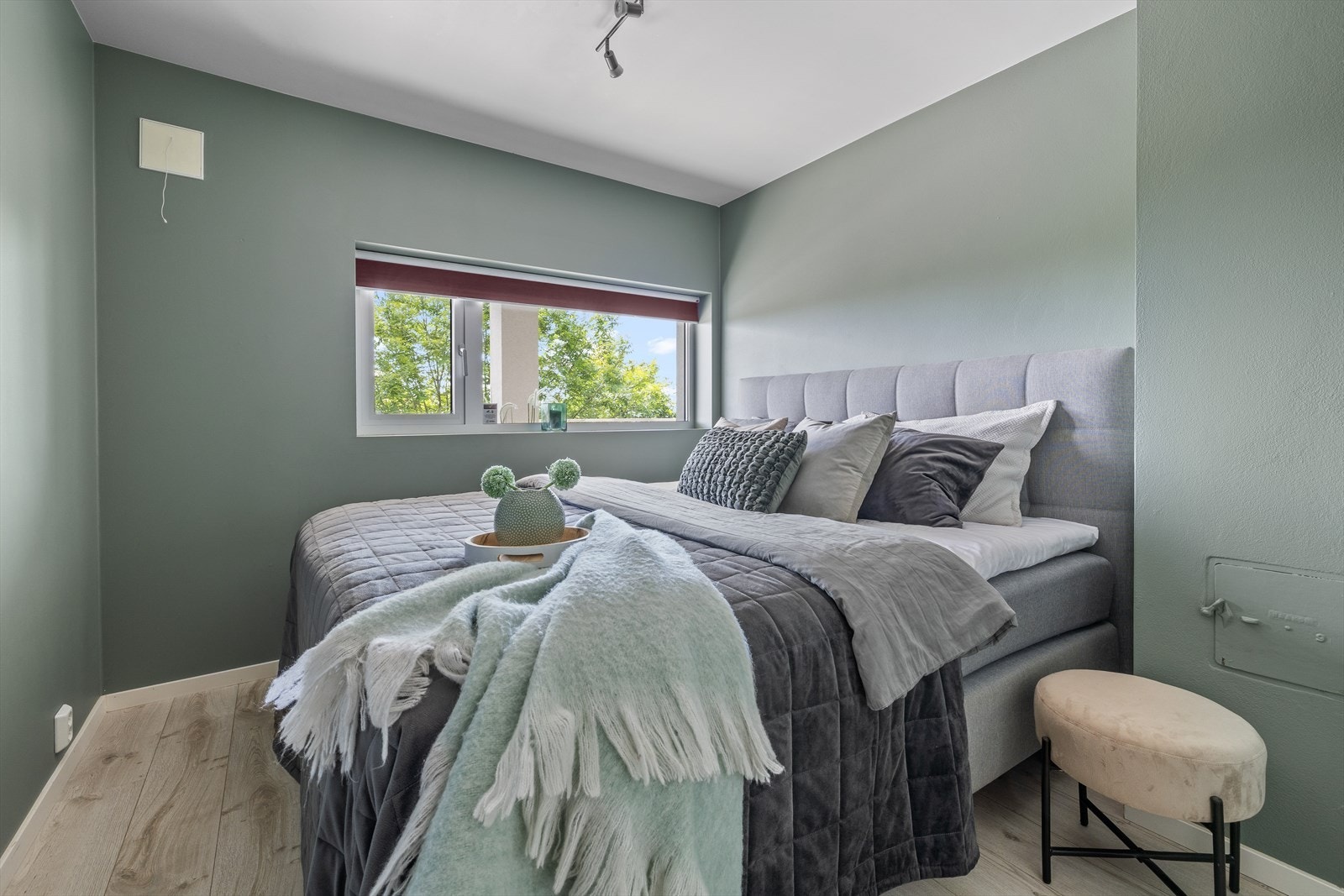 Rommene har store vindusflater med solskjerming. Galleribilde