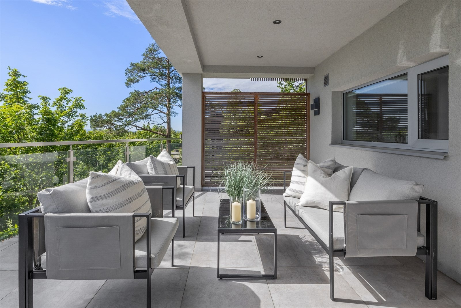 Downlights, vegglamper og stilrene materialer skaper et meget innbydende sted å være. Galleribilde