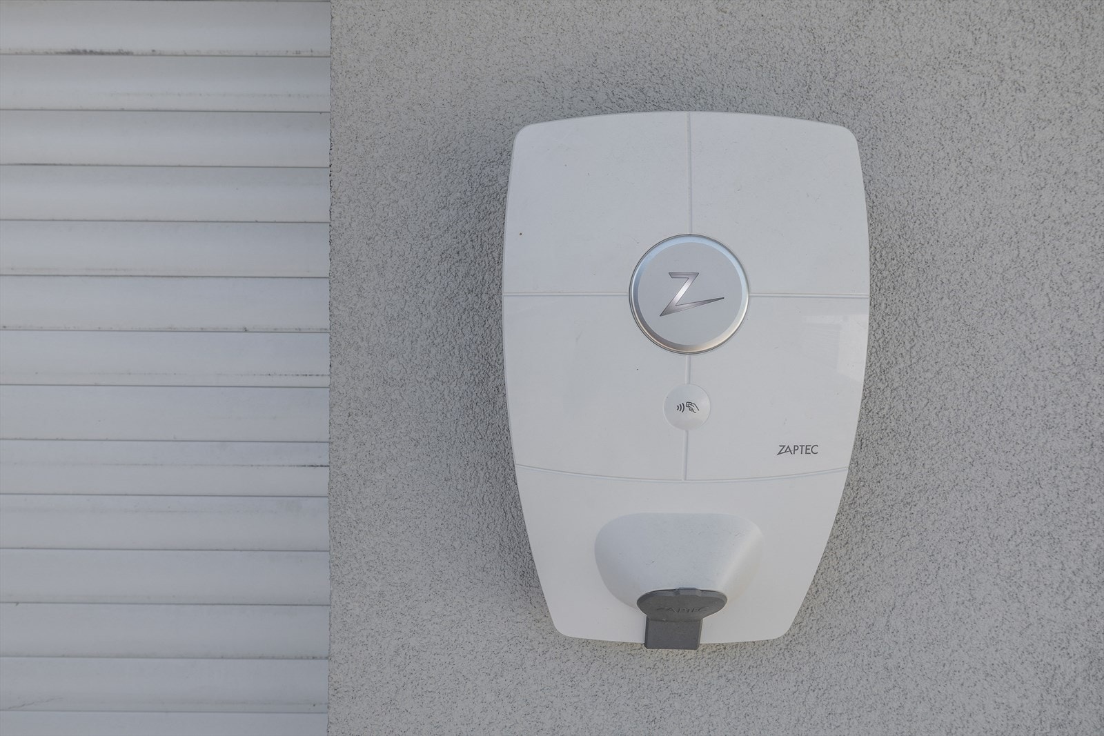 Det er integrert garasje og montert elbillader fra Zaptec. Galleribilde