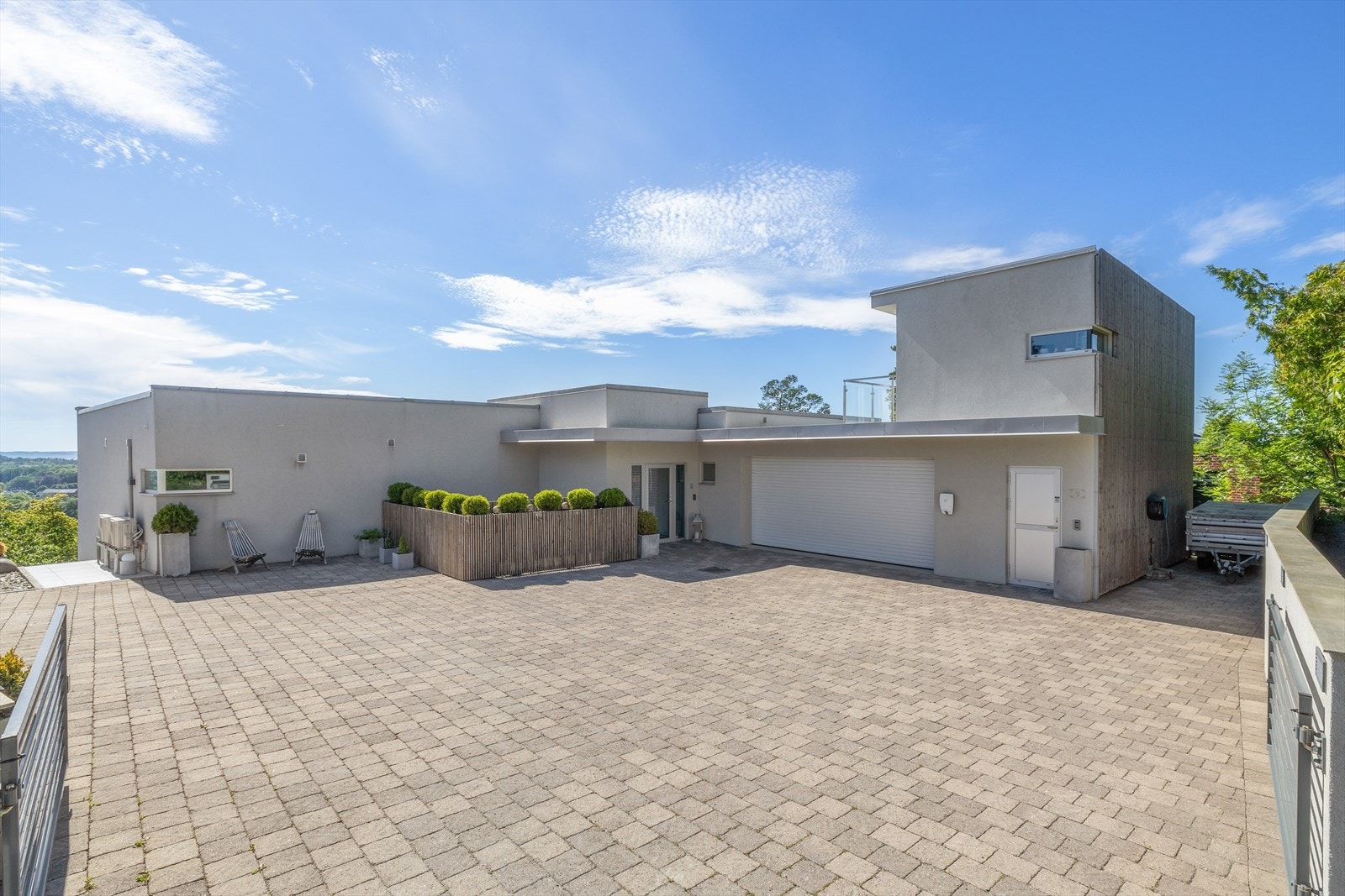 Eiendommen ønsker velkommen inn via dobbel port til en stor og flott, steinbelagt gårdsplass med varmekabler Galleribilde