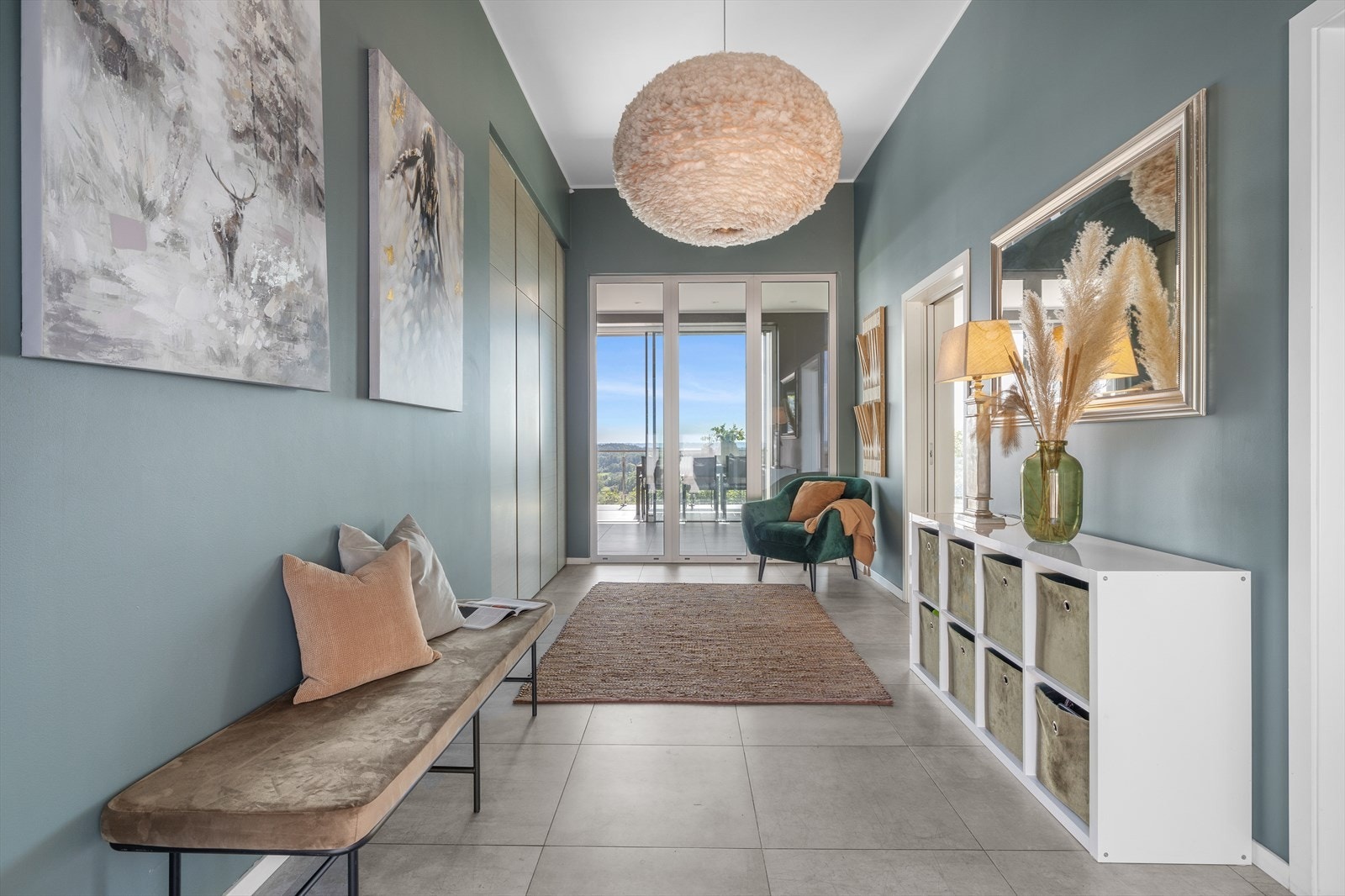 Entreen gir et godt førsteinntrykk med generøs takhøyde og flislagt gulv med varme, samt innebygd garderobeløsning. Galleribilde