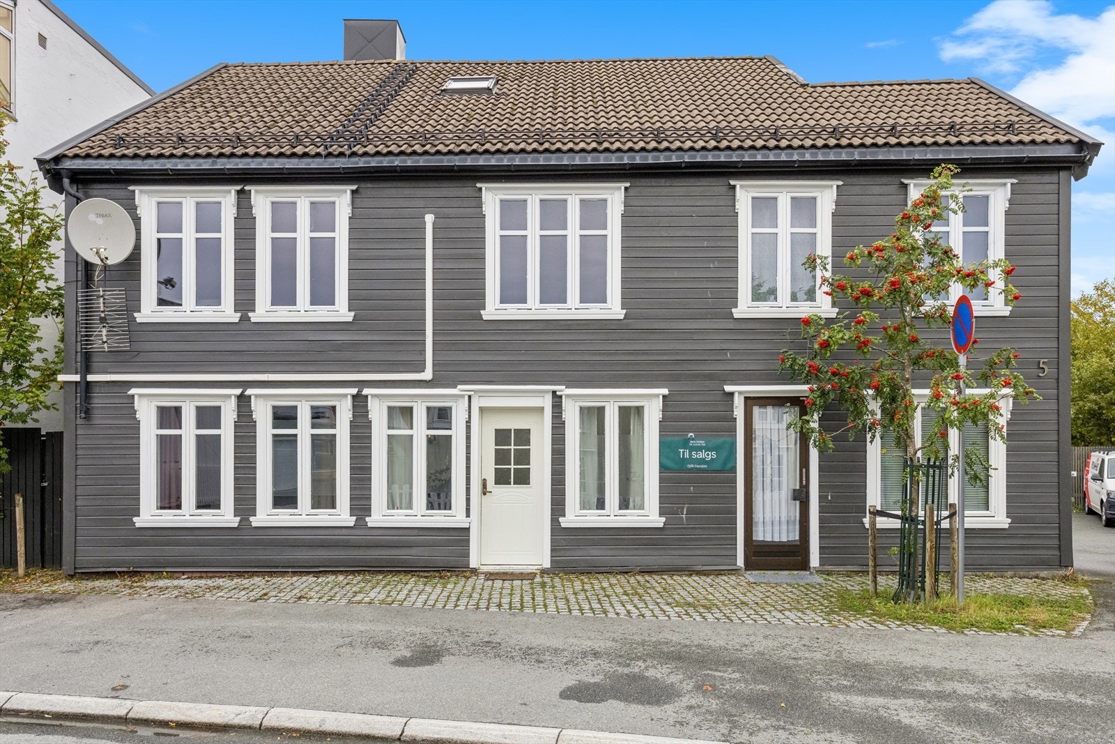 DNB Eiendom ønsker deg velkommen til Kirkevegen 5 - En innholdsrik bygård med utmerket beliggenhet og gode leieinntekter. Eiendommen ligger i den gamle delen av Stjørdal sentrum - sentralt men tilbaketrukket. Galleribilde