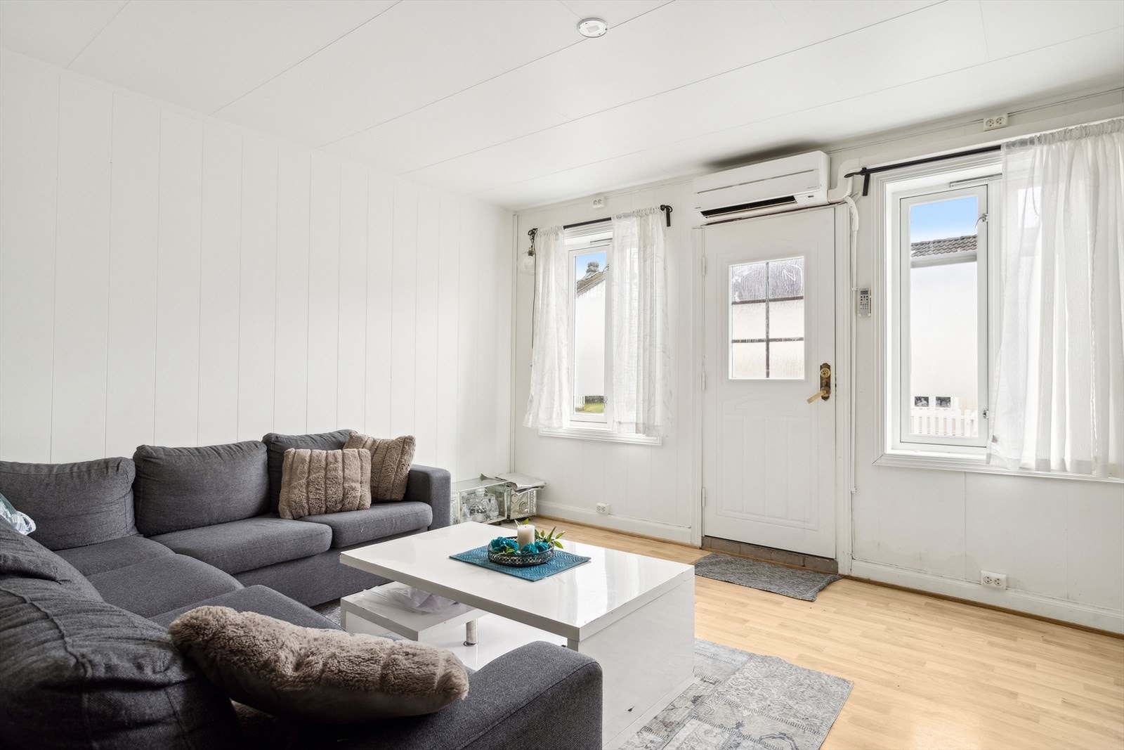 Fra stuen i første etasje er det dør ut i gaten. Galleribilde