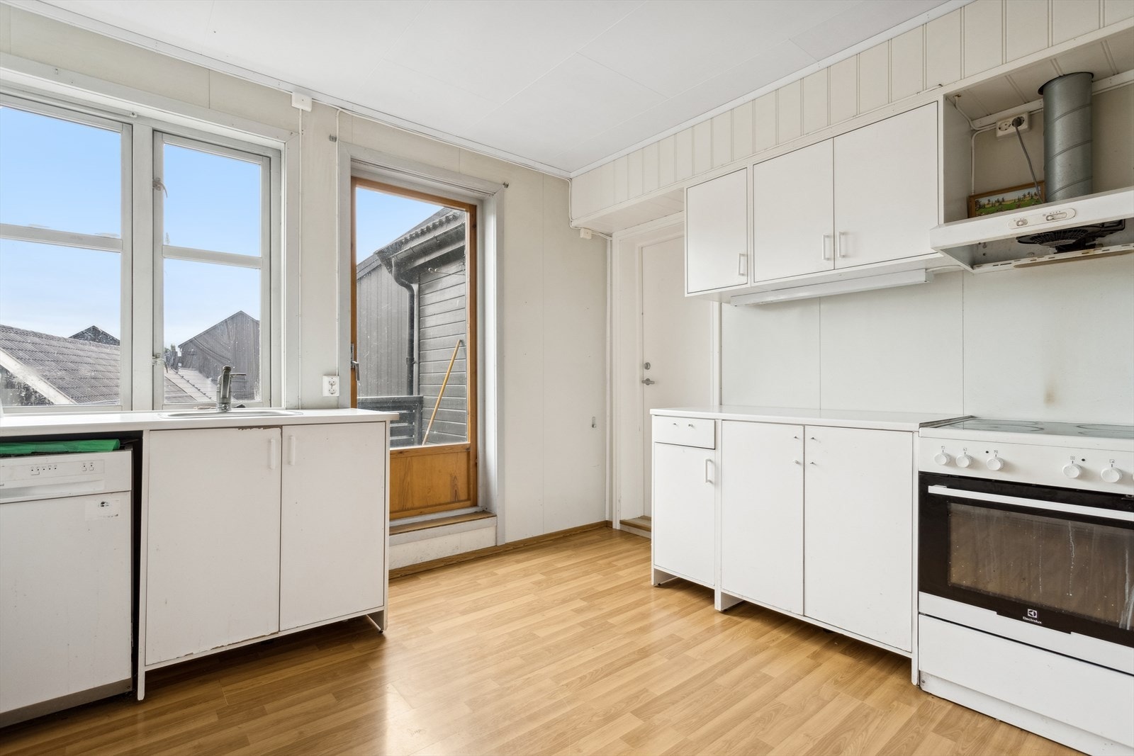 Kjøkken i andre etasje med utgang til balkong. Galleribilde