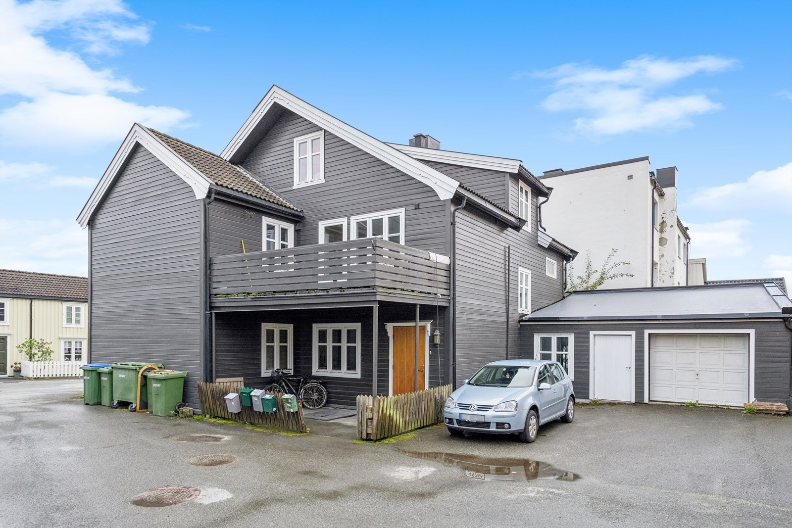 Inngangsparti og gårdsplass. Garasje. Galleribilde