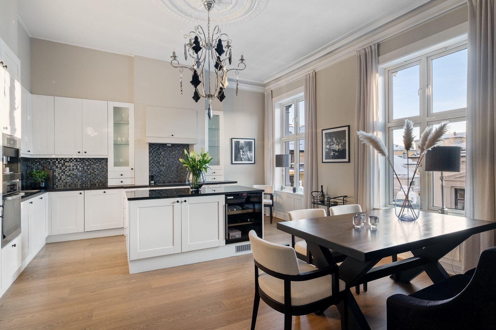 På kjøkkenet er det plass til større spisebord. Galleribilde