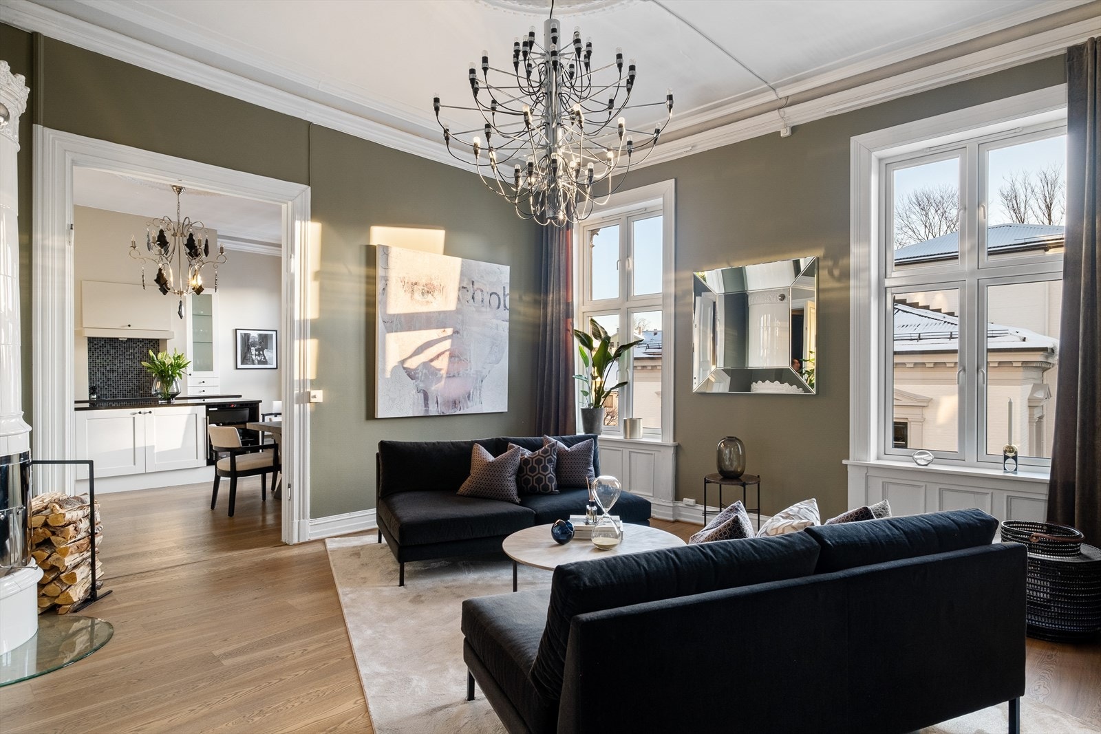 Store vindusflater som gir rikelig med lys. Galleribilde