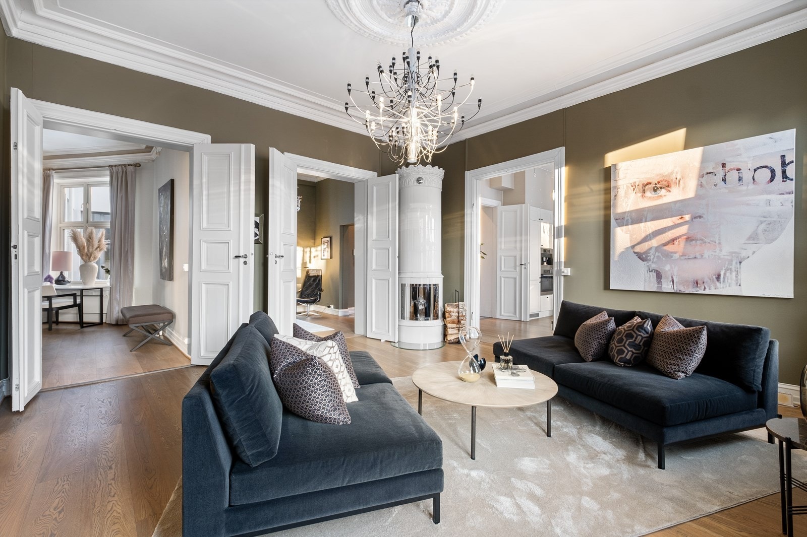 Leilighetens andre stue er også av svært god størrelse og har god plass til sofagruppe med tilhørende møblement. Perfekt for store, sosiale sammenkomster! Galleribilde