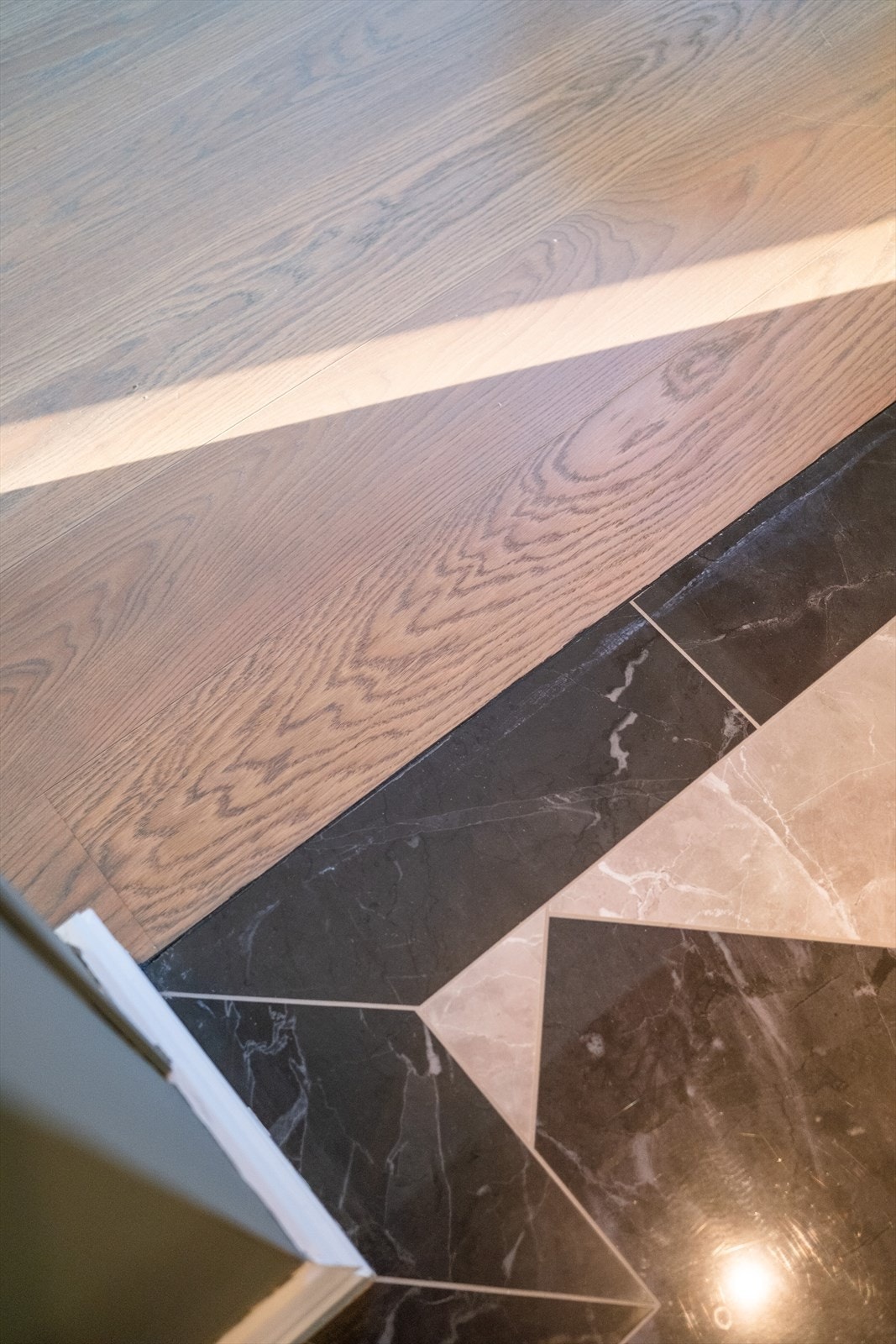 Listefri overgang mellom flis og parkett. Galleribilde