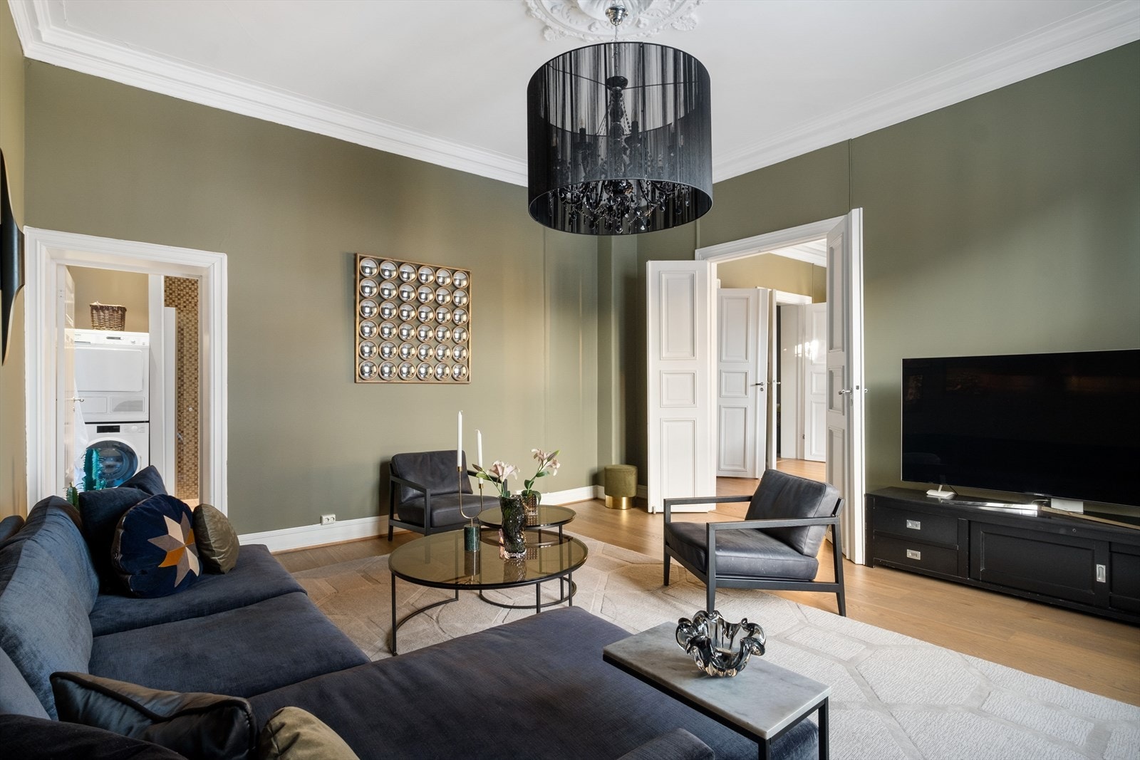 I boligen er det generøs takhøyde på oppunder 3,4 meter som sikrer en fantastisk romatmosfære. Galleribilde