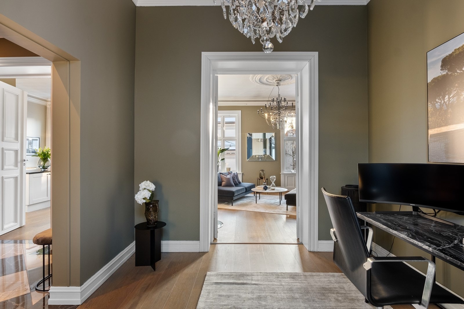 Rommet har god plass til dobbeltseng og garderobeløsning. Galleribilde