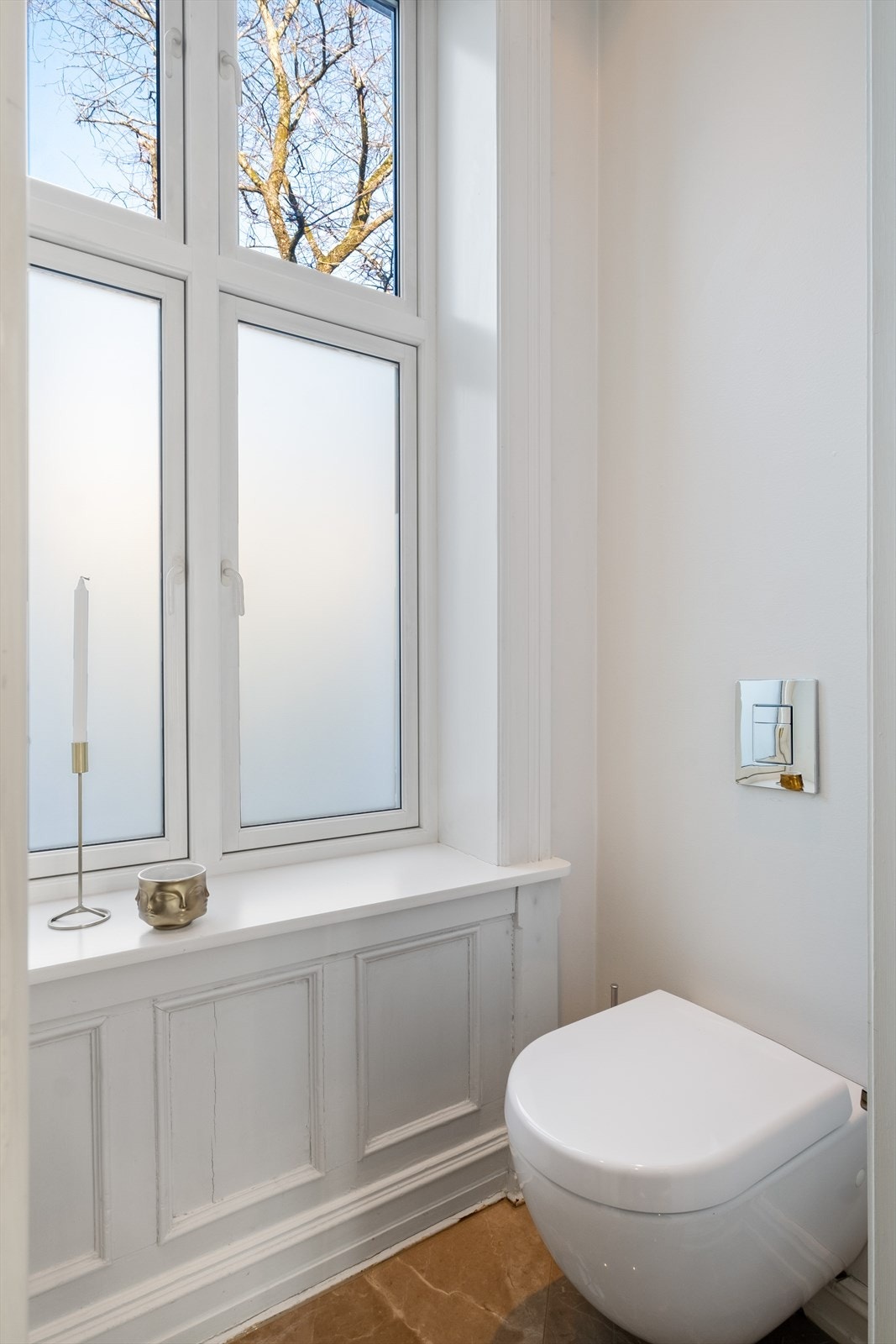 Separat toalettrom fra 2012 med varme i gulvet og downlights i himling. Galleribilde