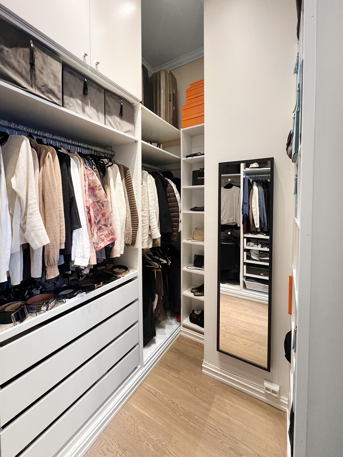 Omkledningsrom med masse lagringsplass. Galleribilde