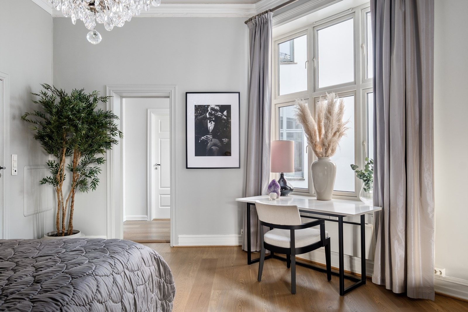 Fra hovedsoverommet er det adkomst til et stort omkledningsrom og eget baderom. Galleribilde