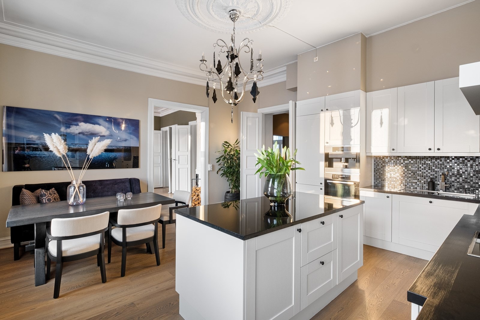 Rommet har også vakker rosett og stukkatur. Galleribilde