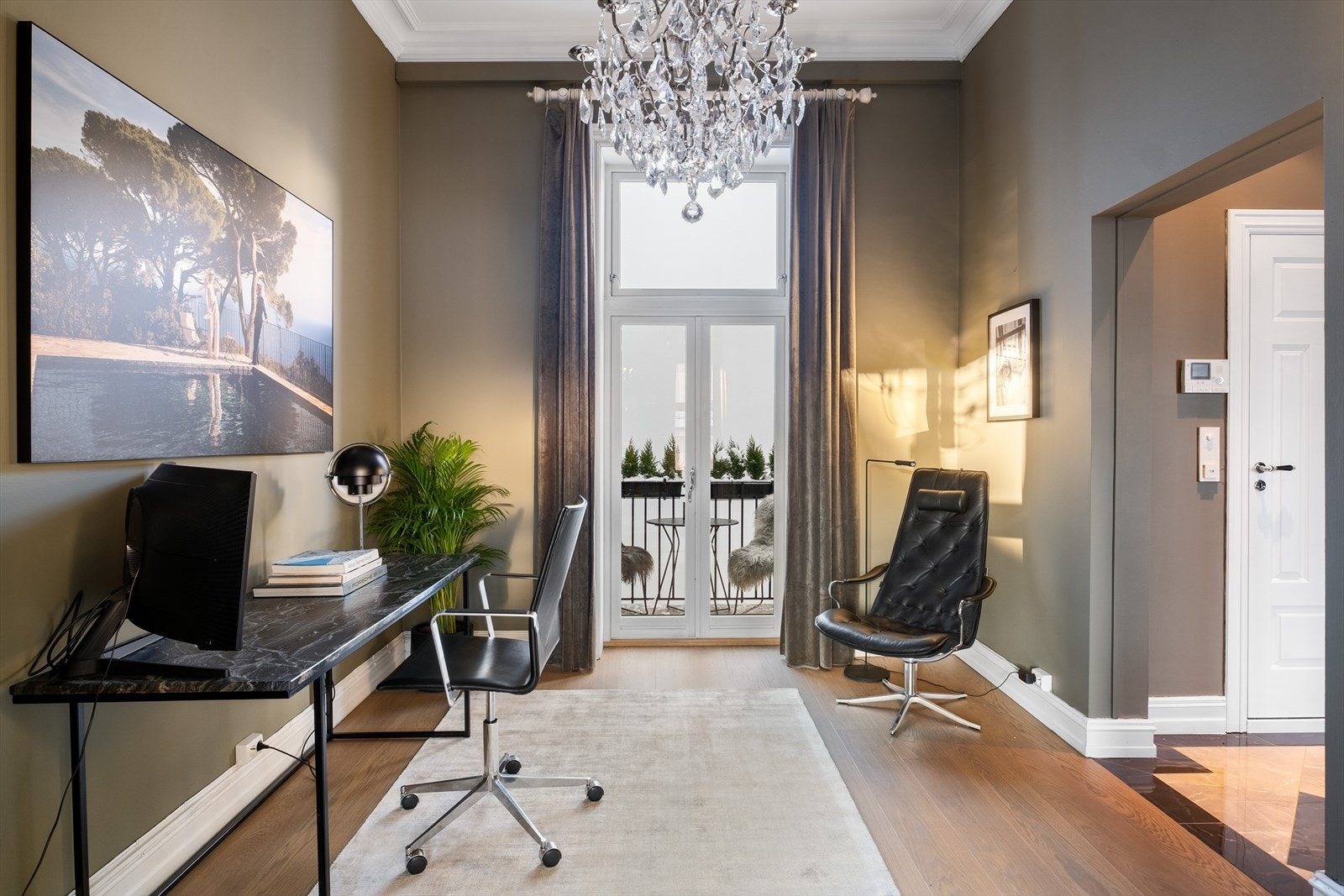 Soverom to er også av god størrelse og benyttes i dag som hjemmekontor. Galleribilde