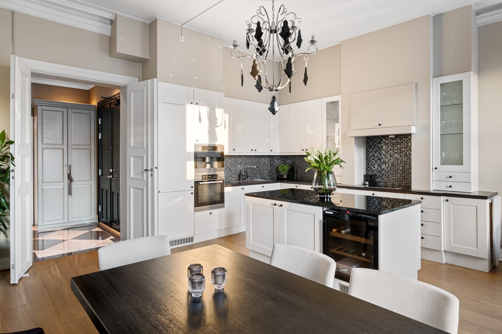 Kjøkkeninnredning med profilerte fronter. Kjøkkenøy med benkeplate av stein fra 2019. Heltre benkeplate med nedfelt vaskekum. Fliser over benkeplaten. Galleribilde